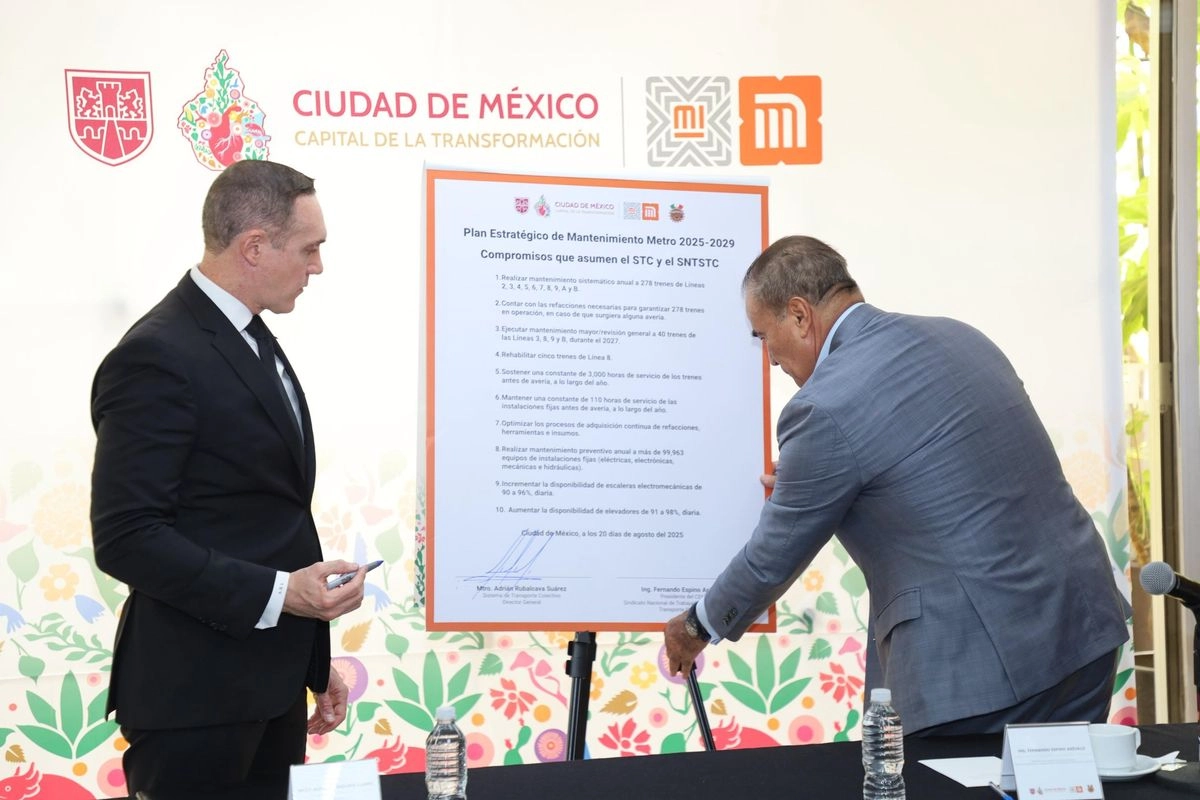 El director general del Metro, Adrián Rubalcava Suárez (izq.), y el presidente del Sindicato de Trabajadores del STC, Fernando Espino Arévalo (der.), firmaron el Plan Estratégico de Mantenimiento Metro 2025-2029. Foto