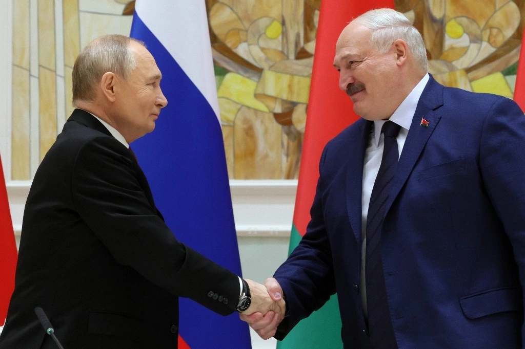 El presidente ruso, Vladimir Putin, izquierda, y el presidente bielorruso, Alexander Lukashenko, se dan la mano durante una ceremonia de firma tras una reunión del Consejo de Estado Supremo del Estado de la Unión Rusia-Bielorrusia para conmemorar el 25º aniversario del Tratado del Estado de la Unión en Minsk, Bielorrusia, el viernes 6 de diciembre de 2024. Foto Ap