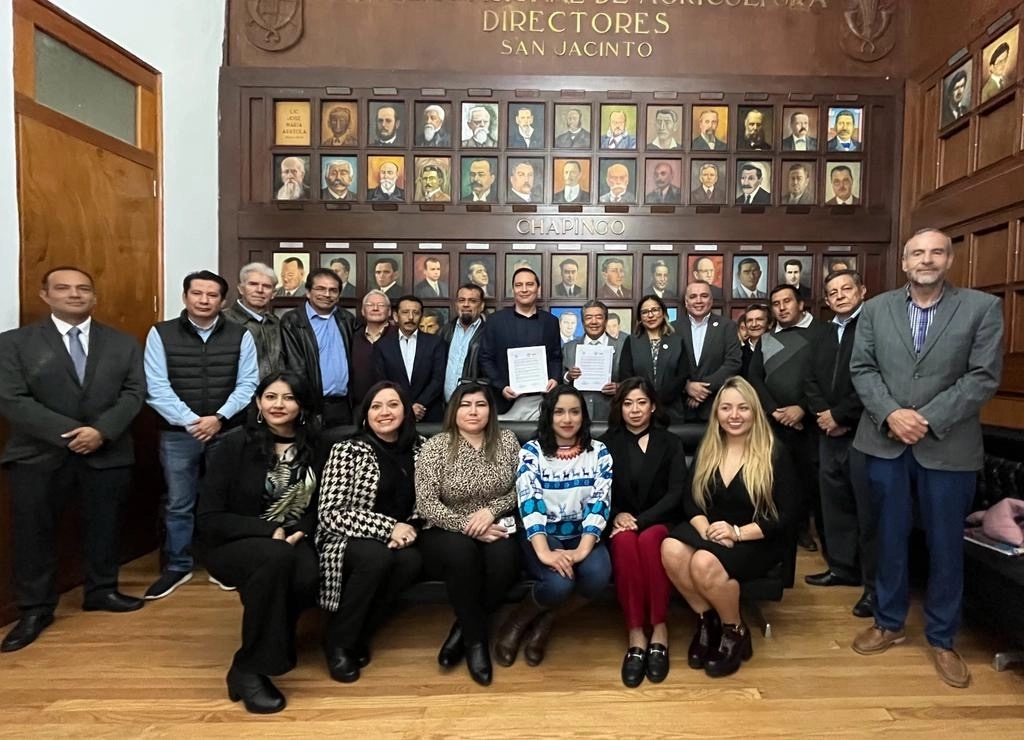 El acuerdo lo firmaron Angel Garduño García, rector de la UACh y Avelino Meza Rodríguez, secretario general de la Universidad Fuerza Migrante. Foto La Jornada.