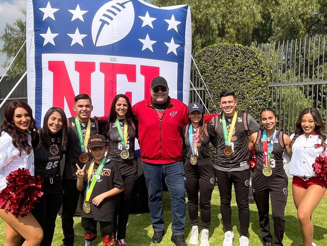 El ex NFL Rolando Cantú (centro) y el equipo mexicano ganador del oro de tochito en los Juegos Mundiales realizados en Birmingham, Alabama, participaron en un acto de beneficencia respaldado por los Cardenales. Foto @nflmx
