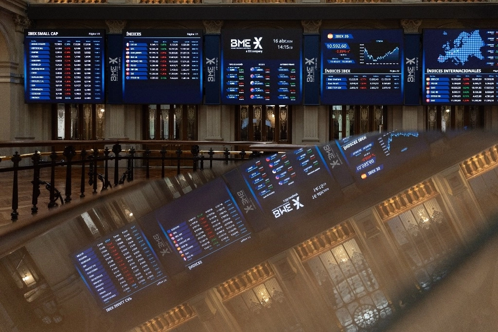 En los últimos cuatro años, la divisa mexicana se convirtió en una moneda fuerte y de referencia en el mercado financiero internacional. En la imagen, paneles del Ibex 35, Palacio de la Bolsa en España. Foto Europa Press 