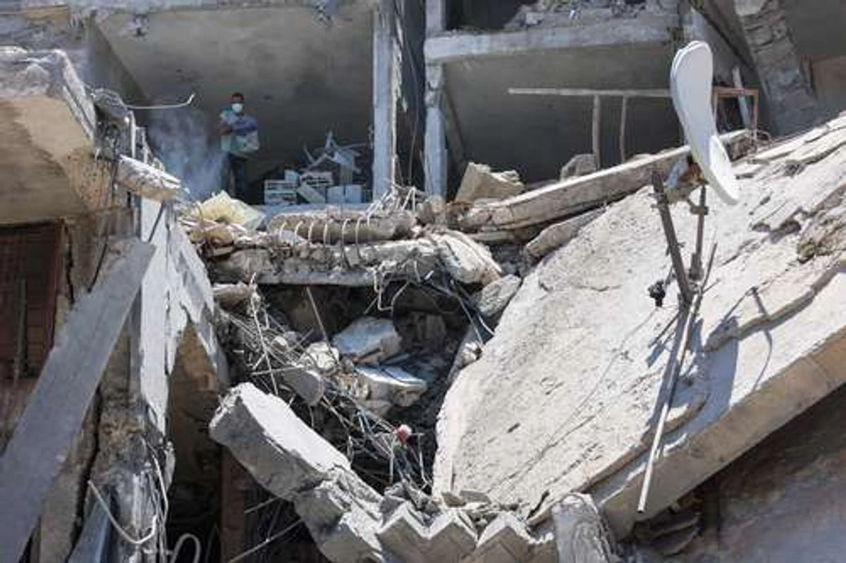 Un palestino intenta recuperar algunos bienes de su vivienda, en un edificio destruido un día antes por ataques israelíes en el barrio de Al-Daraj, en Gaza. Foto 