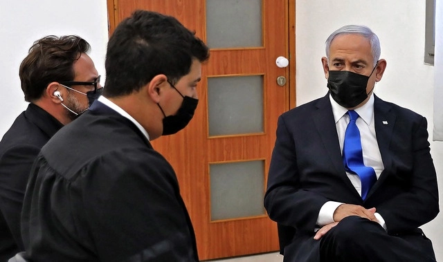 El primer ministro israelí Benjamin Netanyahu durante su audiencia por corrupción en una corte distrital de Jerusalén, el 5 de abril de 2021. Foto Afp 