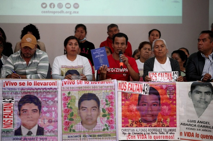 Familiares de los 43 normalistas de Ayotzinapa desaparecidos, en conferencia de prensa. Foto Alfredo Domínguez / Archivo 