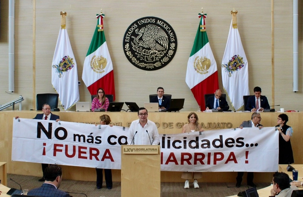 El diputado de Morena, Ernesto Prieto, presentó un punto de acuerdo para invalidar las reformas hechas al reglamento de la Fiscalía estatal. Foto Carlos García