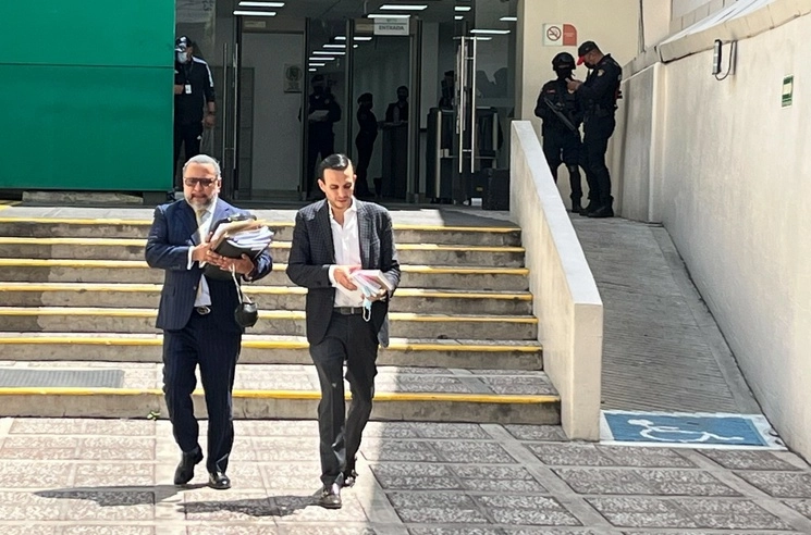 Gabriel Regino y Rodrigo Ugalde, abogados del ex fiscal de Morelos, Uriel Carmona, al salir de los juzgados del Poder Judicial en la colonia Doctores, en la Ciudad de México, el 2 de septiembre de 2023. Foto Víctor Camacho