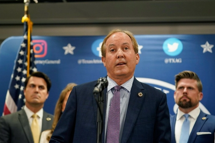 El fiscal general del estado de Texas, Ken Paxton, lee una declaración en su oficina en Austin este viernes. Foto Ap