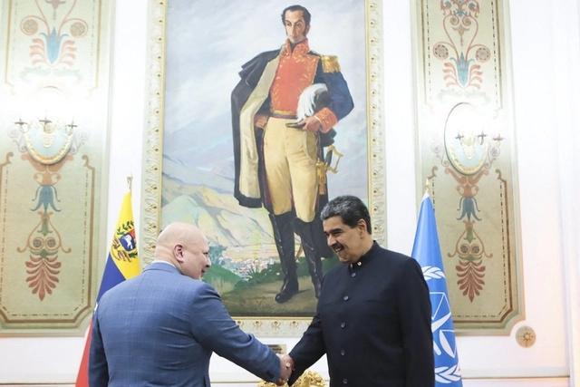 El presidente Nicolás Maduro (der) junto con fiscal de la Corte Penal Internacional, Karim Khan (izq) durante su reunión. Foto Afp