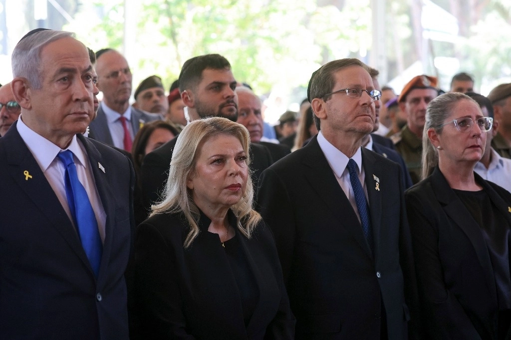 Sara Netanyahu, segunda de izquierda a derecha junto a su esposo, el primer ministro, Benjamin Netanyahu; los acompañan el presidente de Israel, Isaac Herzog y su esposa, Michal Herzog. Foto Ap