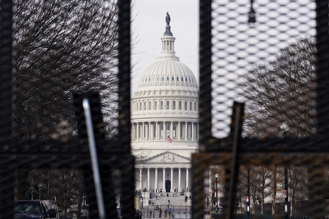 El Capitolio de EU, en Washington DC es custodiado a cuatro días que Joe Biden jure como nuevo presidente de la nación. Foto Ap