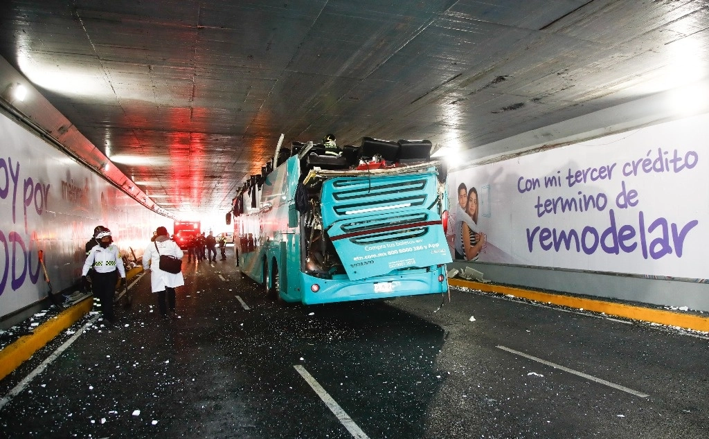La Fiscalía capitalina investigará el accidente de un autobús que se quedó atorado en un paso a desnivel en Viaducto. Foto Víctor Camacho