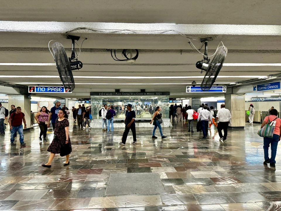 Usuarios en la línea 2 del STC Metro. Foto