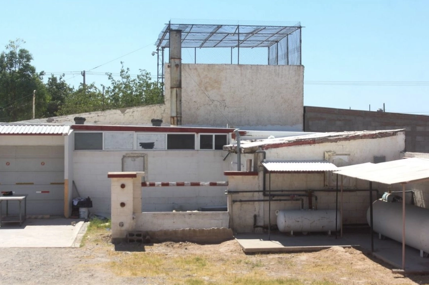 El crematorio ubicado en la colonia Granjas Polo Gamboa, en Ciudad Juárez era una casa pequeña con cinco o seis cuartos, al interior de los cuales los cientos de cuerpos fueron apilados, en un actuar de “negligencia criminal”. 