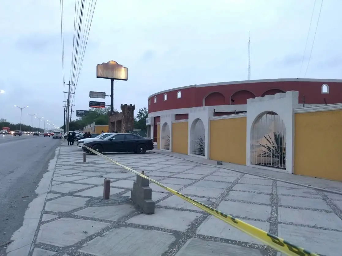 Alrededor de las 5:00 horas agentes ministeriales y policías de Fuerza Civil tomaron el control del motel Nueva Castilla, cuatro días después de haber sido localizado el cuerpo de Debanhi Susana, dentro de una cisterna. Foto tomada de Twitter