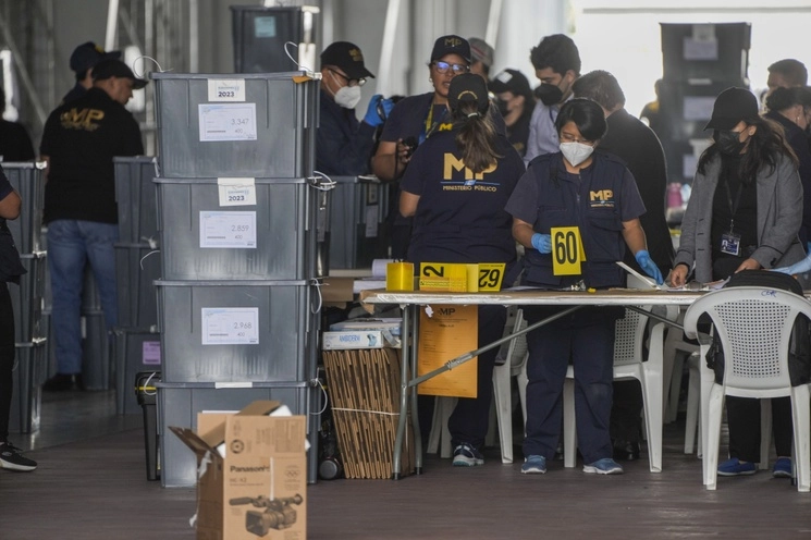 La Fiscalía de Guatemala registra instalaciones del Tribunal Supremo Electoral, el 12 de septiembre de 2023. Foto Ap
