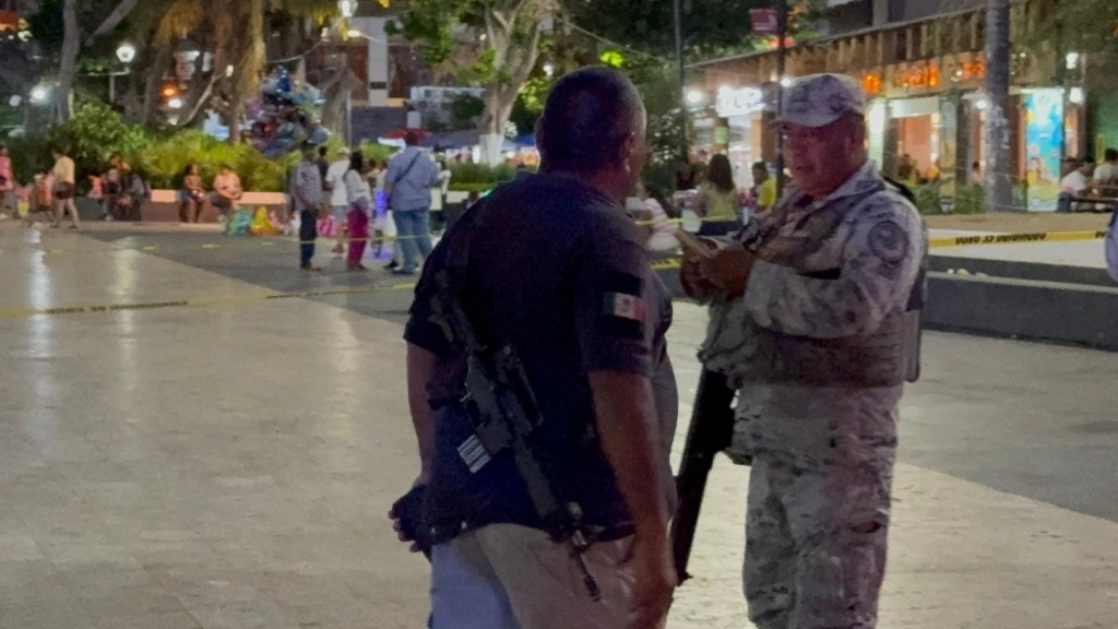 Una fuerte explosión, presuntamente ocasionada por un artefacto casero, dejó como saldo al menos 4 personas lesionadas en el zócalo del puerto de Acapulco. Los hechos ocurrieron ayer cerca de las 7 de la noche en la plaza Juan Álvarez, la cual estaba abarrotada por cientos de familias que observaban un show de payasos. Foto Cuartoscuro 