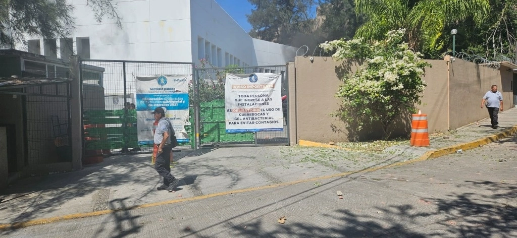 Exterior de las instalaciones de la fiscalía del estado, donde incendiaron varios vehículos, el 12 de marzo de 2024. Foto Sergio Ocampo
