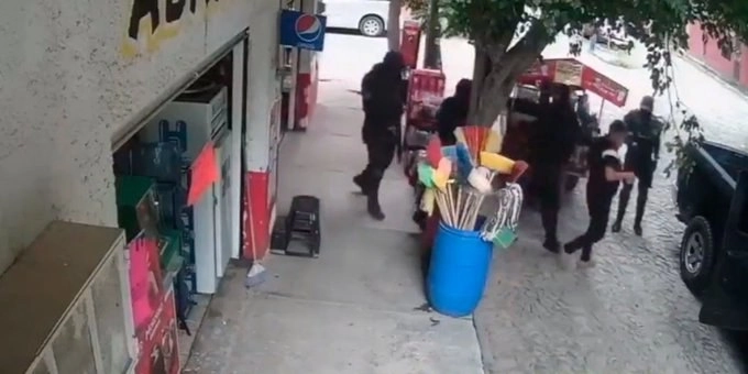 Familiares y cámaras en el lugar captaron el secuestro. Imagen tomada de uno de los videos