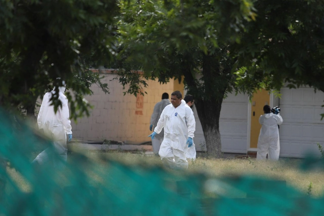 Labores de inspección en el motel Nueva Castilla donde fue hallado el cuerpo de Debanhi Escobar. Foto Cuartoscuro