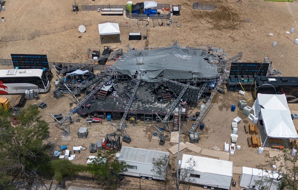 El escenario que colapsó fue instalado en el campo de beisbol El Obispo, en San Pedro Garza García, NL. Foto Afp