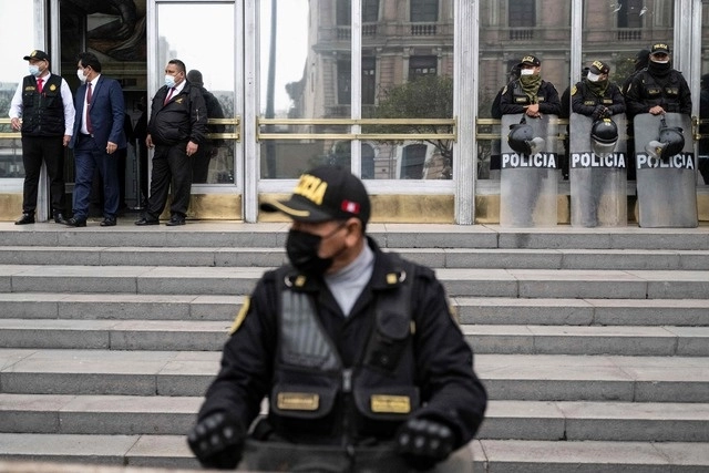 Un equipo de la fiscalía de Perú ingresó el viernes al palacio de gobierno en busca de grabaciones de las cámaras de seguridad. Foto Afp
