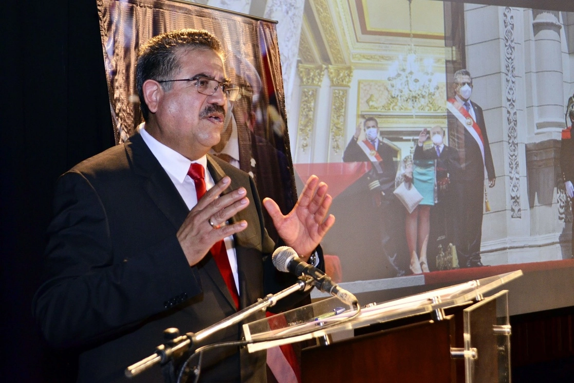 Manuel Merino ocupó la presidencia peruana luego de un juicio político relámpago contra su antecesor, Martín Vizcarra. Foto Tomada del Twitter @MerinoDeLama