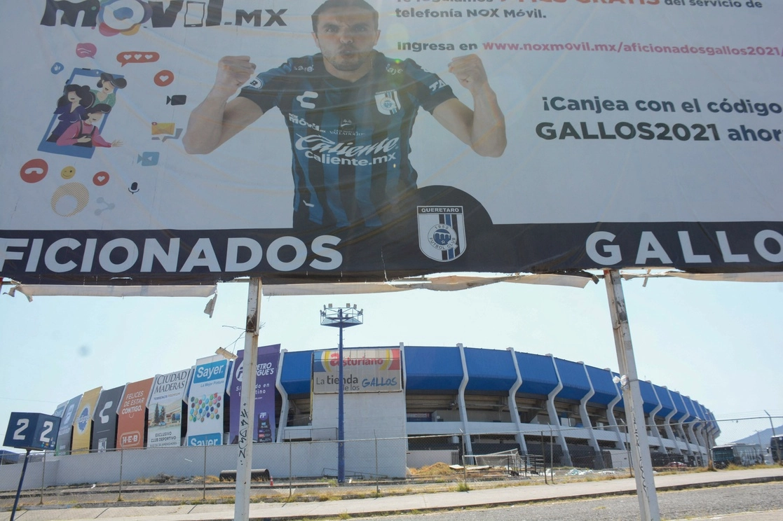 Esto luego de que se giraron órdenes de aprehensión contra los 26 principales agresores en la batalla campal que protagonizaron el pasado sábado seguidores de los equipos de futbol Querétaro y Atlas. Foto Afp