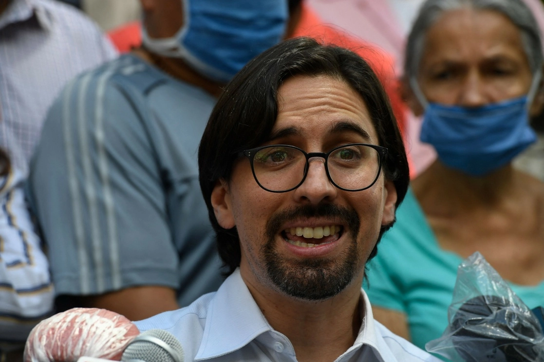 En esta imagen del 9 de septiembre de 2020, el legislador opositor Freddy Guevara habla con la prensa luego de salir de la embajada de Chile en Caracas donde se había refugiado en 2017. Foto Afp