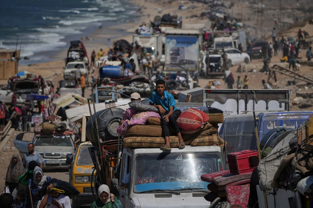 Palestinos desplazados salen de la ciudad de Gaza hacia el sur del enclave, el 18 de septiembre de 2025. Foto Ap