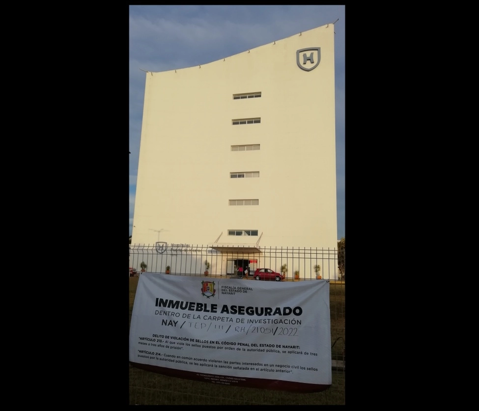 La Fiscalía General de Nayarit aseguró las instalaciones del Hospital Puerta de Hierro de Tepic. Foto Luis Martín Sánchez