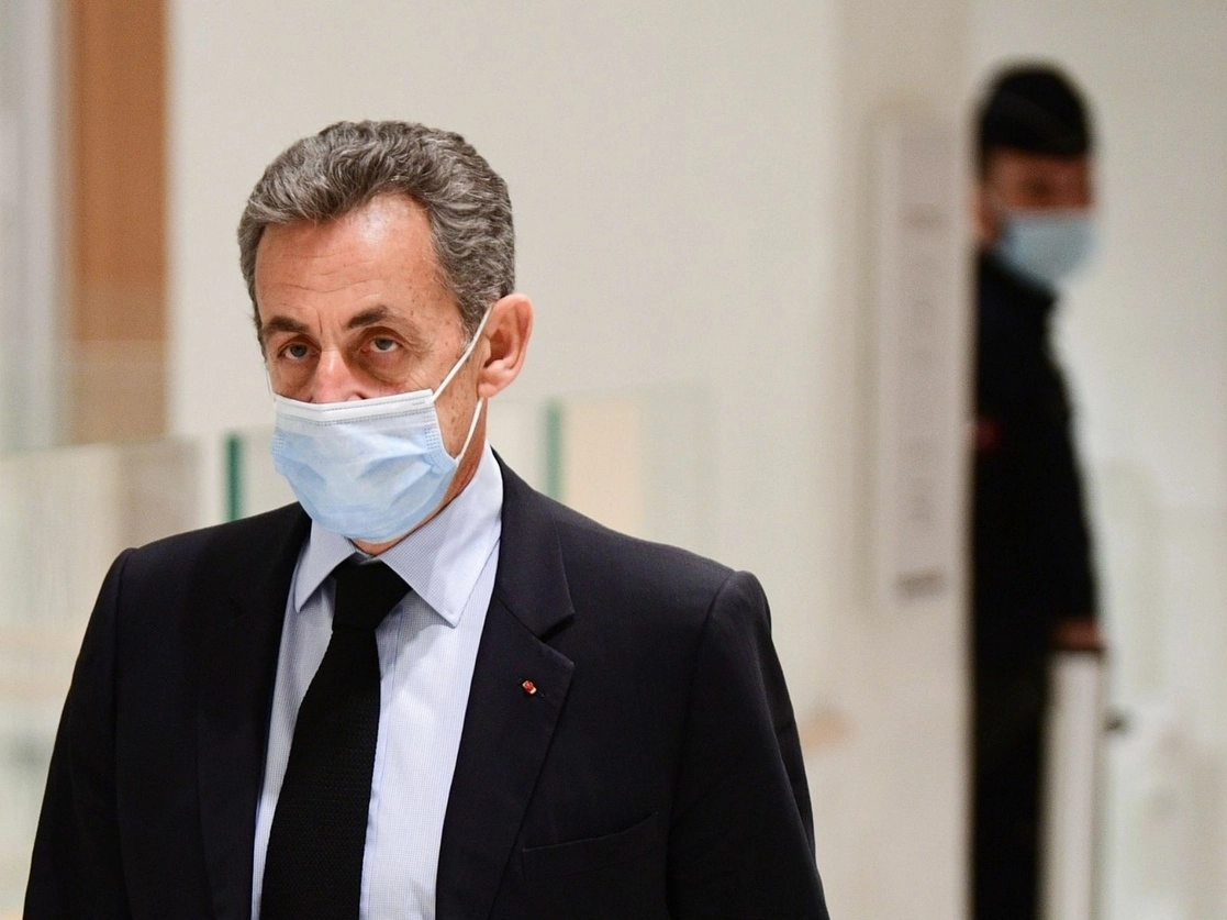 El ex presidente francés Nicolás Sarkozy está acusado de haber intentado sobornar a un juez. Foto Afp 