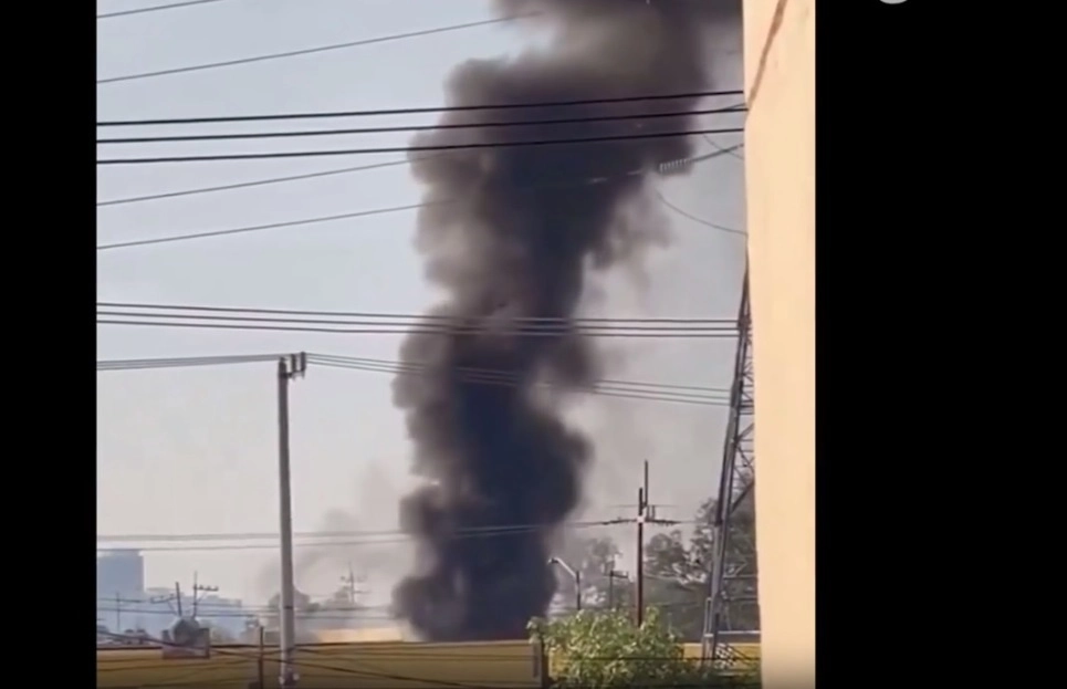 El dictamen en materia de Incendios y Explosiones señaló que la causa del incendio se debió a la liberación del hidrocarburo de la aeronave. Foto Video La Jornada