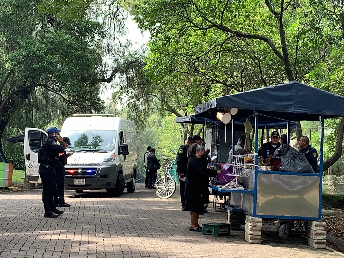 El cuerpo de un hombre fue encontrado en el lago del Bosque de Chapultepec, en la alcaldía Miguel Hidalgo, en la Ciudad de México, el 17 de agosto de 2022. Foto Alfredo Domínguez