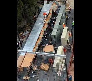 Decenas de personas trabajan todo el día en la instalación del puesto emergente de control. Foto cortesía del STC

