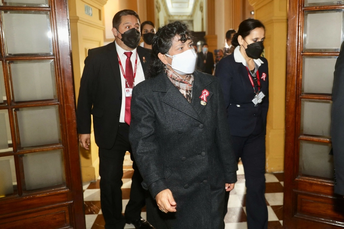 Lilia Paredes, esposa del presidente peruano Pedro Castillo, a su llegada al Congreso para comparecer por presunto tráfico de influencias. Foto Afp.