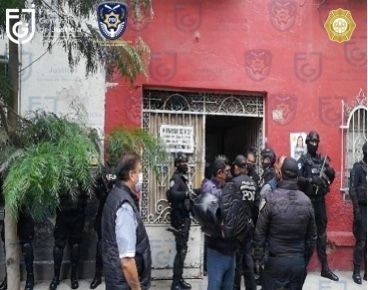 Agentes de investigación y policías capitalinos participaron en la recuperación de un inmueble de la colonia Santa María la Ribera, en Cuauhtémoc. Foto FGJ