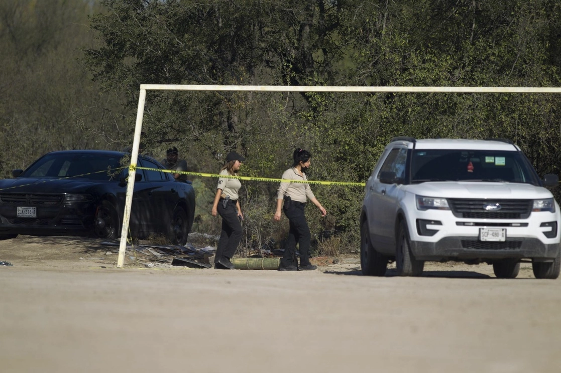 La Fiscalía General de Justicia de Nuevo León localizó diez cuerpos en un terreno baldío contiguo a una cancha de futbol en el norte del municipio de Escobedo. Foto Cuartoscuro / Archivo