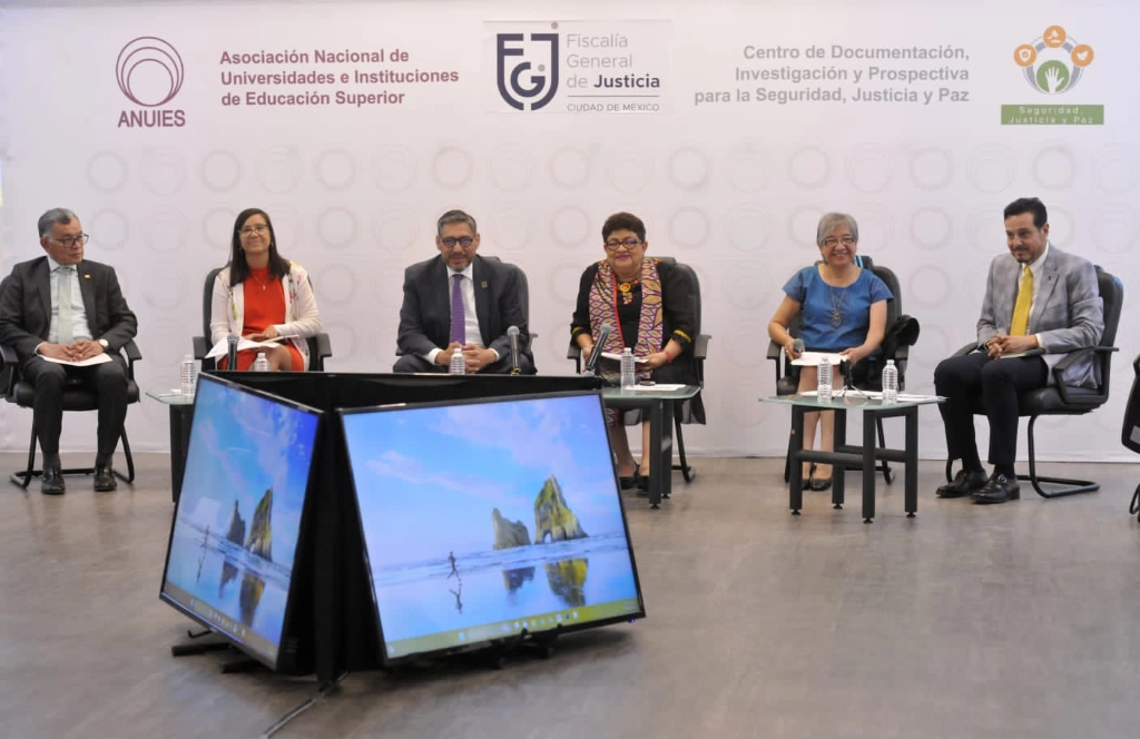 La fiscal de la Ciudad de México, Ernestina Godoy, durante su participación en un encuentro organizado por la Asociación Nacional de Universidades e Instituciones de Educación Superior (ANUIES). Foto FGJ