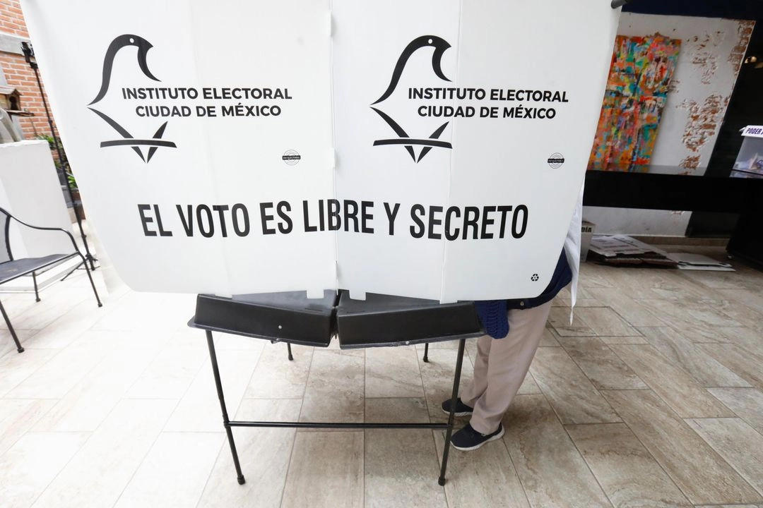 Emisión de voto en la casilla 4458 durante la elección judicial, en la Ciudad de México, el 1 de junio de 2025. Foto 