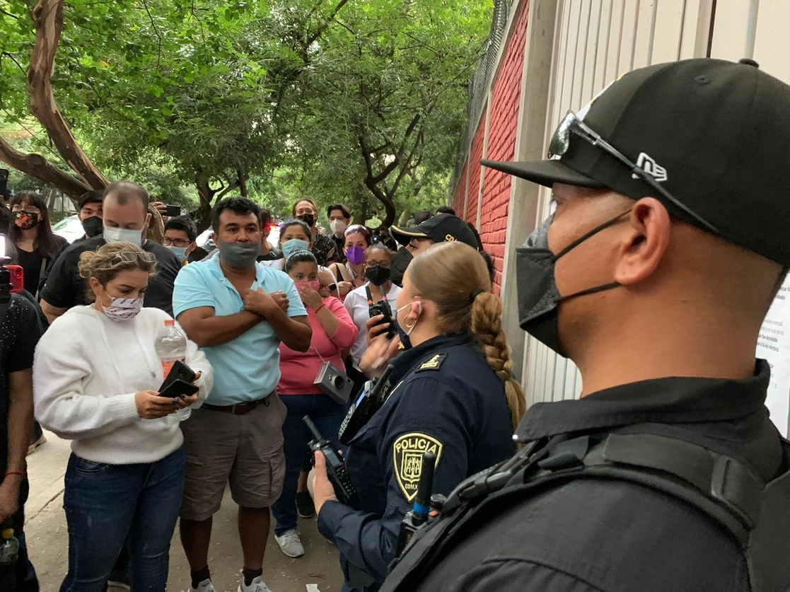 Policías capitalinos vigilan la casilla especial de la avenida Coyoacán, donde decenas de personas se quedaron sin poder votar. Foto Alfredo Domínguez / Archivo