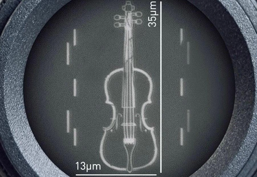 El "violín más pequeño del mundo" creado por físicos de la Universidad de Loughborough.

