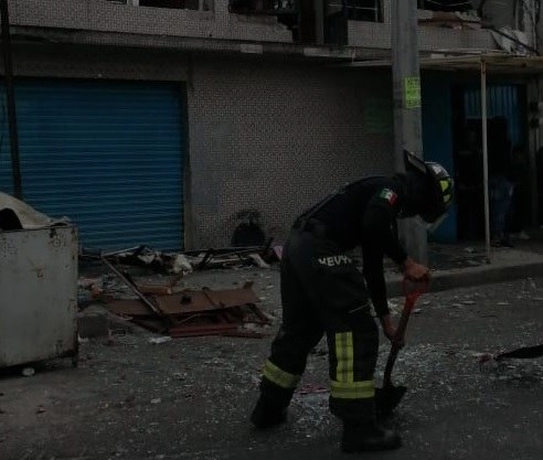 Un bombero recoge los escombros tras el flamazo que dejó a una muer herida en la alcaldía Gustavo A. Madero. Foto Twitter @SGIRPC_CDMX