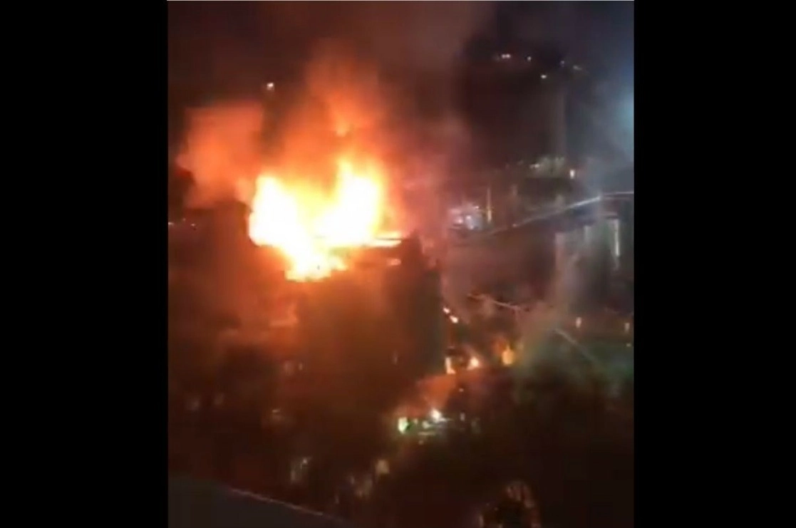 El flamazo en Altos Hornos de México, ubicado en Monclova, ocurrió cerca de las 10:30 horas del miércoles 27 de octubre. Imagen tomada de un video difundido a través de Twitter