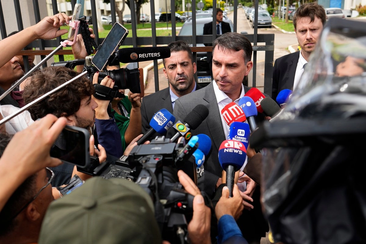 El senador, Flavio Bolsonaro, habla con la prensa tras visitar a su padre, el ex presidente, Jair Bolsonaro, quien se encuentra en encarcelado, al salir de la prisión de la Policía Federal en Brasilia, Brasil, el martes 9 de diciembre de 2025.