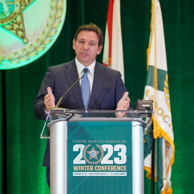 El gobernador de Florida Ron DeSantis, está a favor del envío de migrantes a otras ciudades con gobiernos demócratas. Foto @GovRonDeSantis