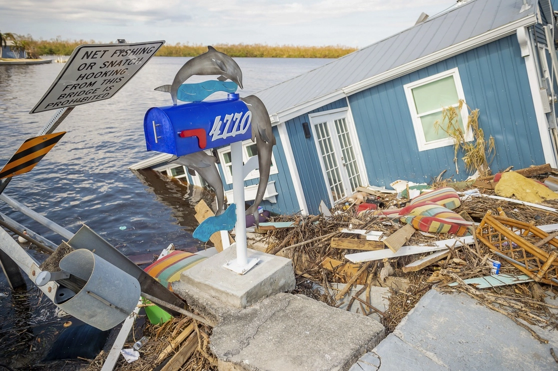 Una residencia se encuentra parcialmente sumergida en el agua después del paso del huracán 'Ian' en Pine Island, Florida, el 4 de octubre de 2022. Foto Ap