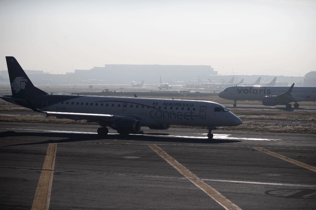 En el Aeropuerto Internacional de la Ciudad de México. Foto Alfredo Domínguez / Archivo