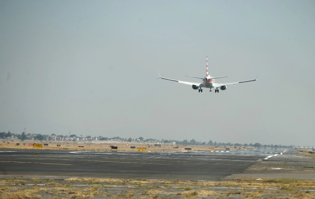 Aeronave despega de una de las pistas del AICM en imagen de archivo. Foto Cristina Rodríguez