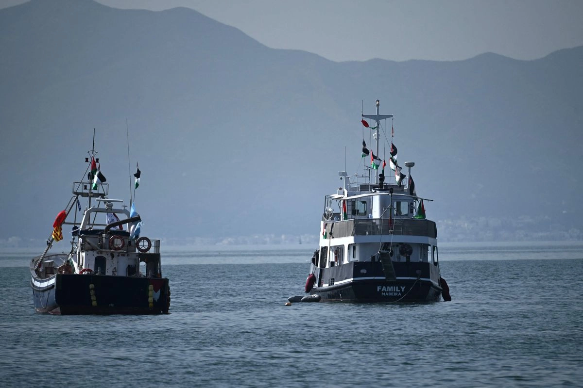 El barco 'Family"  (derecha), que forma parte de la Flotilla Global Sumud, está anclado frente a la costa de Sidi Bou Said, el 9 de septiembre de 2025. Foto