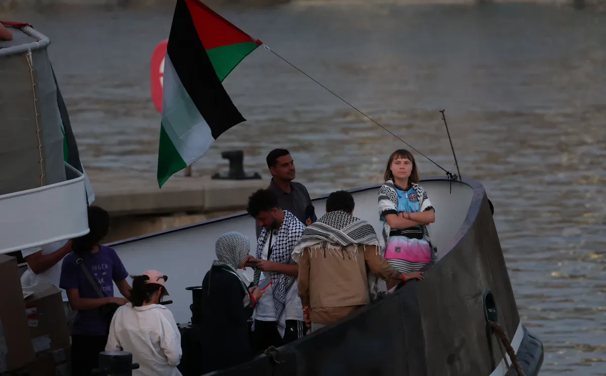 Greta Thunberg y otros activistas propalestinos en una gráfica del pasado lunes, cuando partieron de Barcelona. Foto 